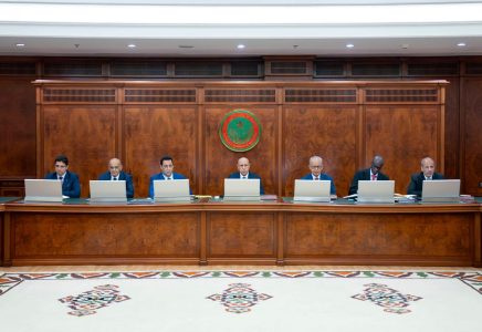 مصادر الحكومة تعتزم للأجتماع قبل العطلة اي يوم. الأثنيين